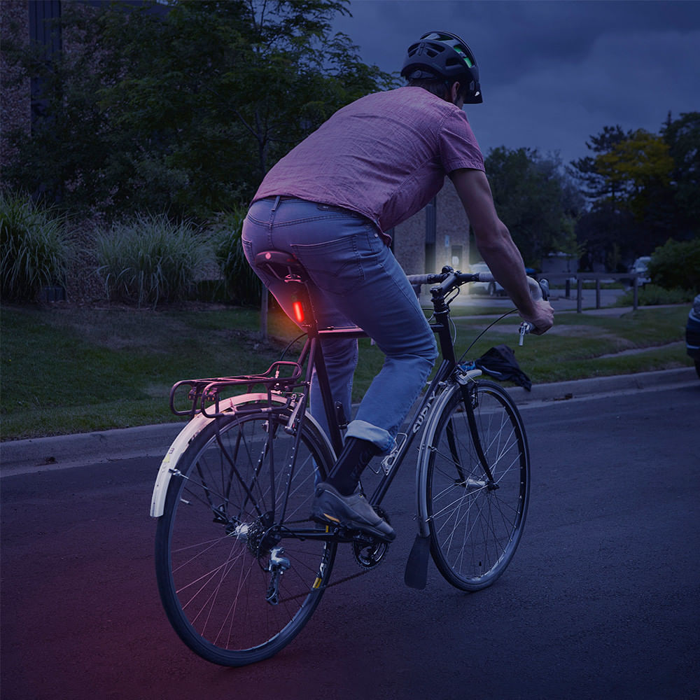 Imagen 2 del producto Luz para bicicleta Nite Ize Radiant 125 recargable, 3 modos de luz, 180° de visibilidad, rojo