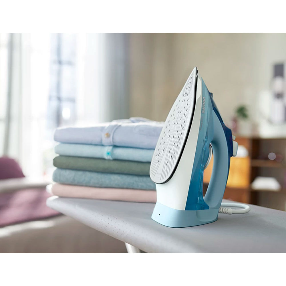 Imagen 2 del producto Plancha de vapor Philips DST5020-20 2400W, suela SteamGlide Plus, ergonómico, azul