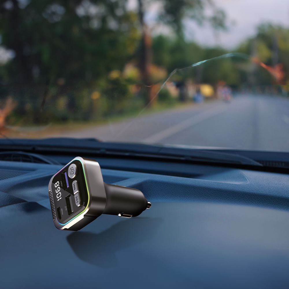 Imagen 2 del producto Transmisor bluetooth para carro Roadtrip, enchufe para encendedor, carcasa metálica, manos libres, puertos USB/USB-C, música y llamadas, negro.