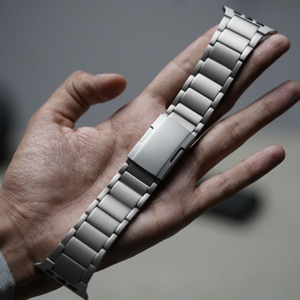 Imagen 2 del producto Correa titanio URVOI, eslabones matte, hebilla desplegable, 130–220 mm, Apple Watch Ultra 49mm