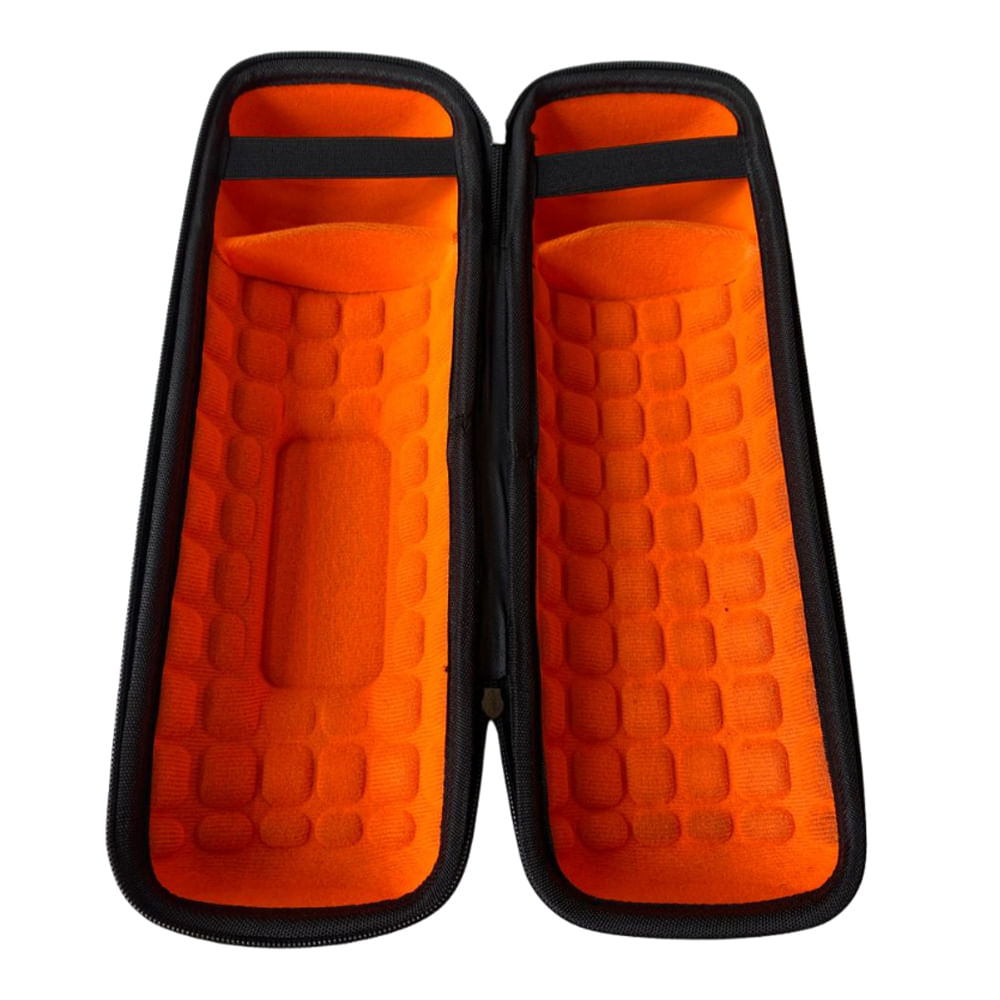 Imagen 2 del producto Estuche para parlante Roadtrip Charge5 de JBL, negro