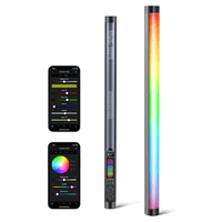 Barra LED Neewer TL60 RGBWW, 1730 lux, 40 efectos, 18 escenas, control app y DMX, batería 3000mAh, negro