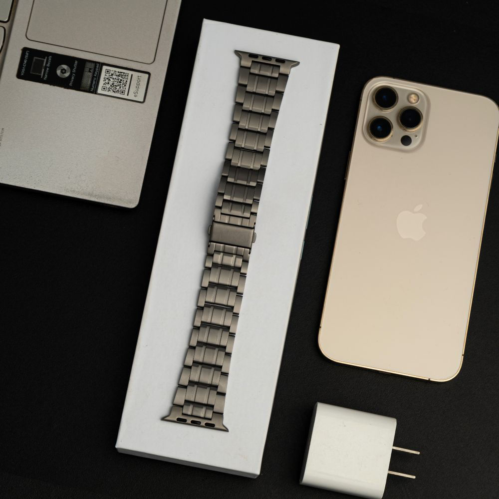 Imagen 2 del producto Correa titanio Urvoi Keepwin mate para Apple Watch Ultra/Ultra 2 49mm, cierre desplegable doble botón