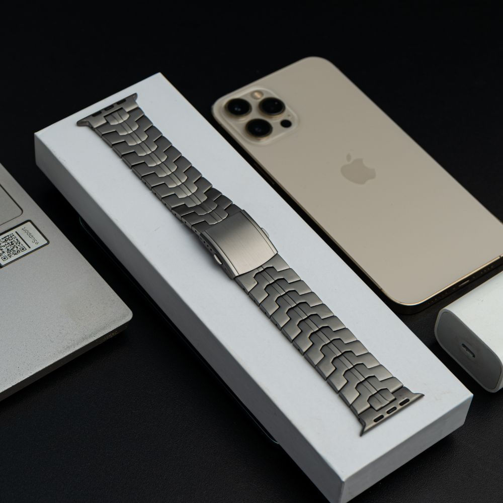 Imagen 2 del producto Correa titanio Urvoi Iron Man para Apple watch ultra, Ultra 2 y 46mm series 10, color titanio mate, cierre desplegable doble botón
