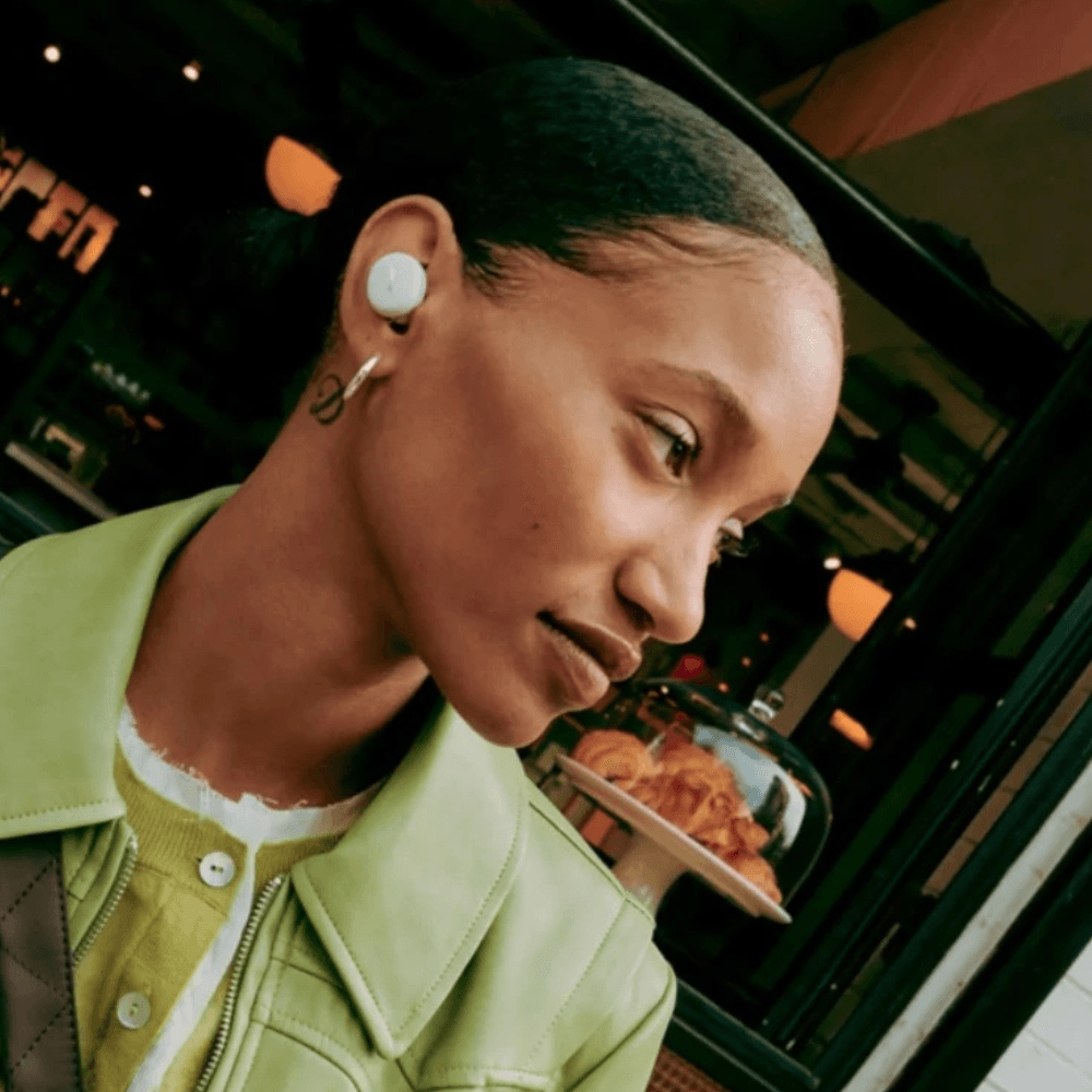 Imagen 2 del producto Audífonos Bluetooth True Wireless Bose QuietComfort Earbuds, cancelación de ruido, IPX4, 31.5h con estuche, White Smoke