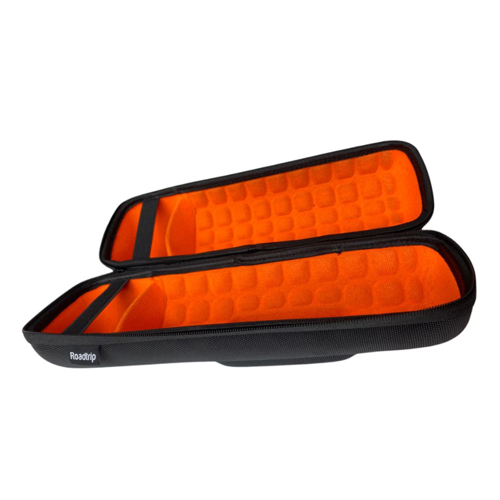 Imagen 2 del producto Estuche para parlante Roadtrip Charge5 de JBL, negro